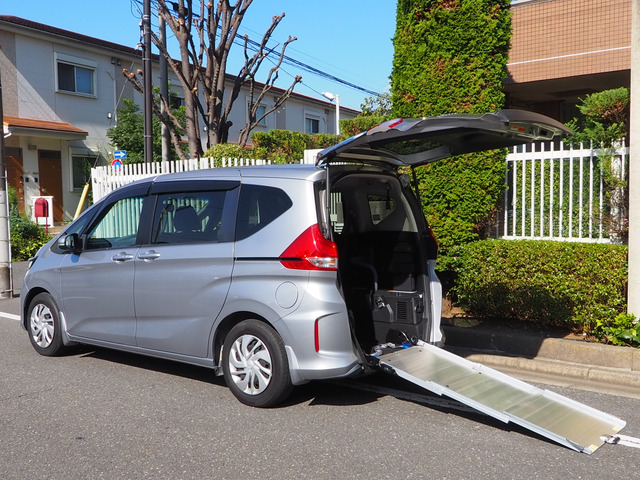 フリード(ホンダ) 福祉 車いす1名他5名 中古車画像