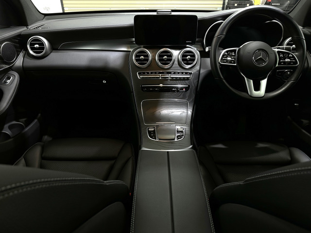 �X�^�C���b�V���ȃf�U�C���Ǝ��F���ɗD�ꂽ�f�B�X�v���C��������12.3�C���`�R�b�N�s�b�g�f�B�X�v���C�𑕒�����ƂƂ��ɁAARTICO�f�ނ�p�����u���b�N�̃V�[�g��p�t���[���A�g�}�C�U�[�𑕔����Ă��܂��B