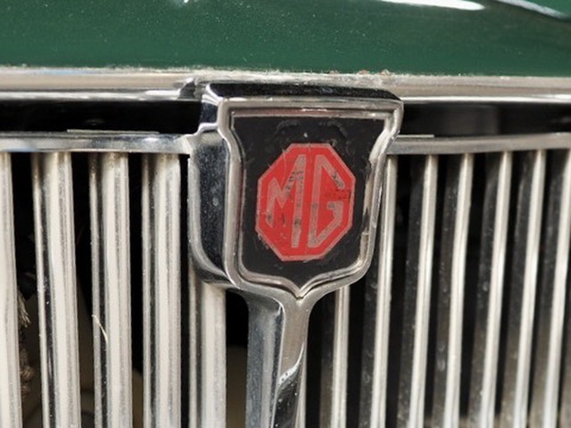 伝統の MG グリルとエンブレム