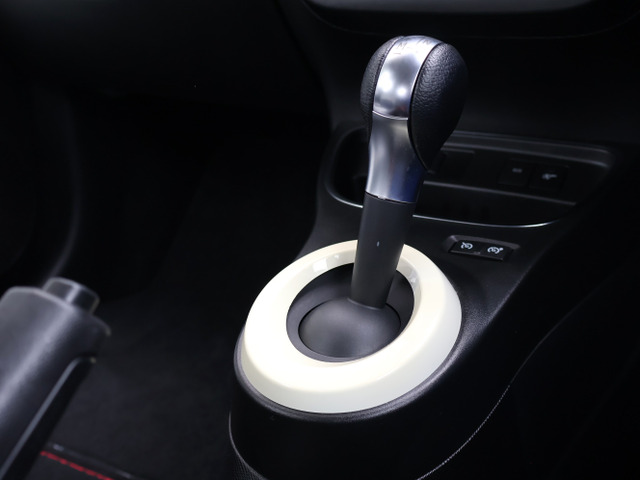 1.5Lエンジン並みのパフォーマンスを発揮する爽快な走りが魅力の0.9Lターボエンジンとスムーズな変速を実現するマニュアルモード付き電子制御6速ATを搭載し、パワフルで快適な走りを実現!!