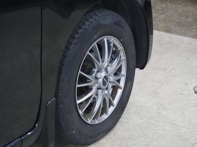 タイヤのホイールの細かいところまでキレイいにしてからお渡しします!