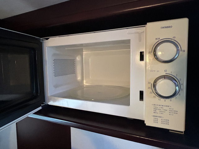 クルマ旅にとても便利な電子レンジもインストール!