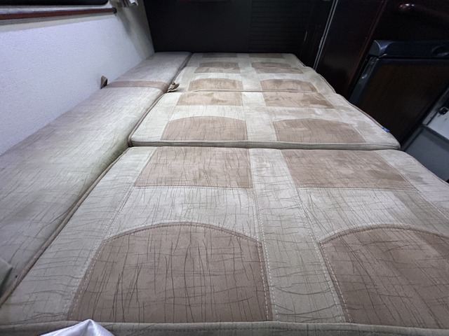 ダイネットも簡単にベッド展開可能です!寸法は188cm&times;124cmとなっております!