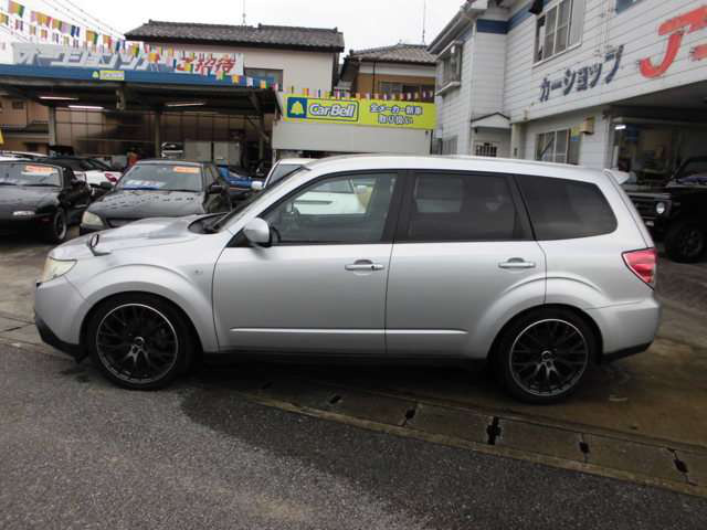 �a���V���o�[�{�f�B�ɐl�C�̃u���b�N�z�C�[���̑g�����ł��B