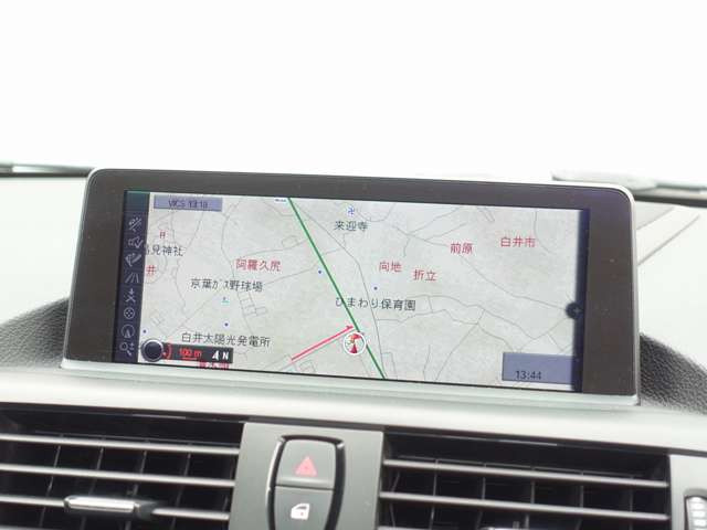 ����HDD�i�r�Q�[�V���������BCD������Ύ����^���\�ȃ~���[�W�b�N�T�[�o�[�@�\��USB�ABluetooth�ڑ����\�̉\�ȍ����\���f���B�����ȋ��z�ɂĒn�f�W�`���[�i�[�̂����t�����\�ł��B