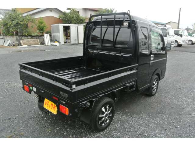 年間車検台数3,500台の自社指定整備工場にて車両を隅々まで点検整備!お客さまに安心・安全をお届けいたします!