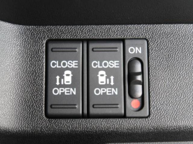 �y�z���_�Z���V���O�z���s���ɑO���̎ԗ�����F�����A�Փ˂������Ȏ��͌x��ƃu���[�L�ŏՓˉ���Ɣ�Q�y�����A�V�X�g�B�����S�Ƀh���C�u�����y���݂��������܂��B