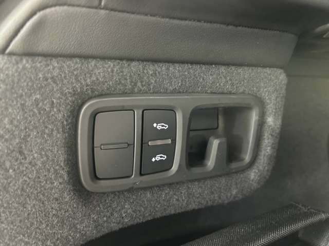 �ו��̐ς݉��낵�ɍۂ��ẮA���A�̎ԍ��������邱�Ƃ��ł���B���̒��߃X�C�b�`�͉׎��̑��ʂɃ��C�A�E�g����Ă܂��B