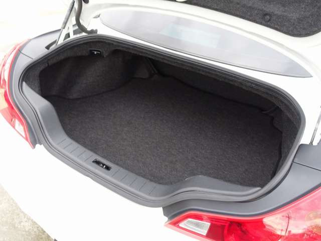 弊社はドアのヒンジ部分/各種内張り/フロアマットなど、細かな所も綺麗にクリーニング致します。新車おろしたてのような輝きある車両をお客様にご納車させて頂きます。ご遠方のお客様もご安心してご検討下さいませ