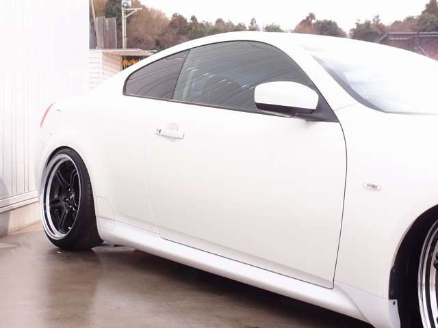 弊社自社カスタム!人気のスカイライン6MTモデル!高額モデルのSSRプロフェッサーSPX19AWにTEIN車高調、フロントリップを装着。純正HDDナビゲーション、ETC、曙ブレーキなど充実装備の一台