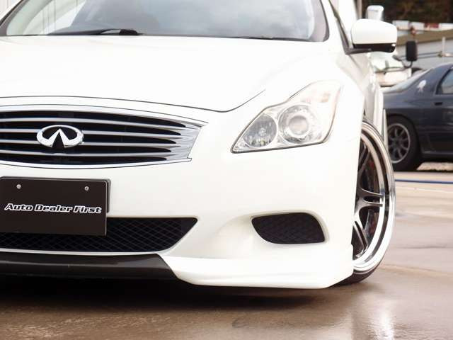 ヘッドライトには年式を感じる黄ばみも目立ちません。明るいHIDライトも標準装備となります。SSRプロフェッサーSPX19AWにTEIN車高調、フロントリップスポイラーなど自社カスタム車両