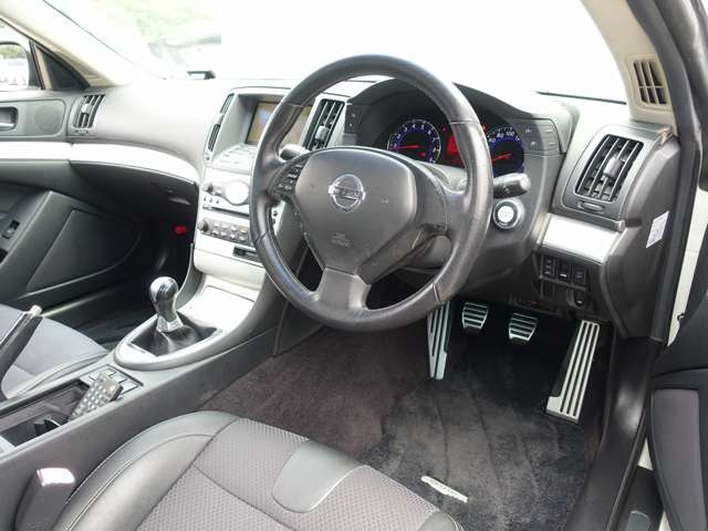 室内は綺麗にルームクリーニング済みとなります。たばこの嫌な臭いや芳香剤の臭いも御座いません。ご希望に応じてRECARO製などのスポーツシートに変更も可能です。お気軽にご相談下さいませ