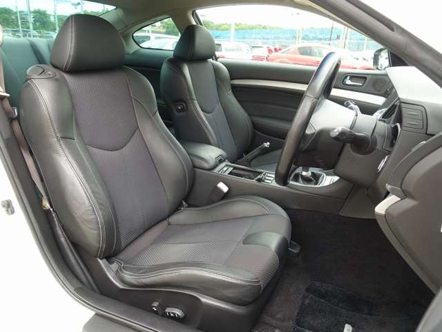 運転席、助手席シートは電動にて調整可能なパワーシート付。人気のBRIDE製やRECARO製などのスポーツシートもお得な金額にてお取り付け可能です。お気軽に047-492-4000までお問い合わせ下さい