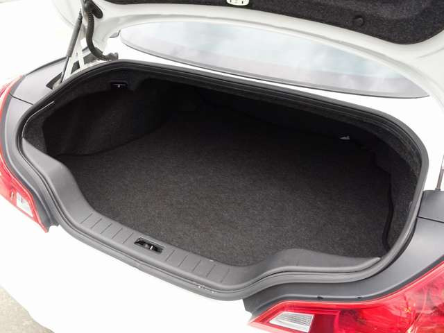 弊社はドアのヒンジ部分/各種内張り/フロアマットなど、細かな所も綺麗にクリーニング致します。新車おろしたてのような輝きある車両をお客様にご納車させて頂きます。ご遠方のお客様もご安心してご検討下さいませ