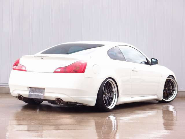 弊社自社カスタムのスカイラインクーペが続々入庫!新品SSRライナータイプ10S20AWにRSR車高調をセット。平成30年104,720km時にクラッチ交換済みとなり、過去分解整備点検記録簿も13枚有