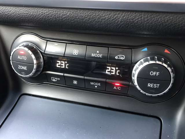 ���E�Ɨ����x�����I�[�g�G�A�R��