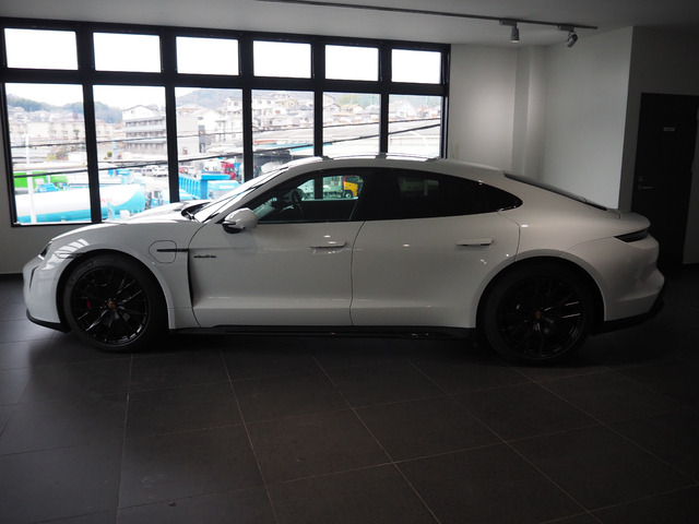 タイカンGTS 4シート 4WD