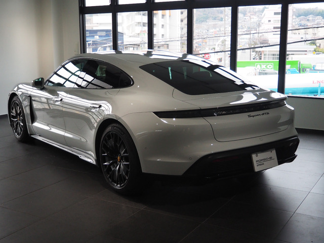 タイカンGTS 4シート 4WD