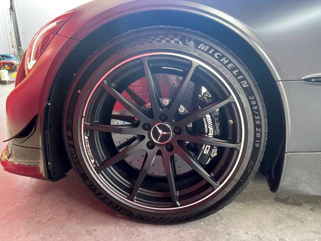 GTBLACK�V���[�Y�̑������x����t�����g285/35ZR19�^�C���A���A335/30ZR20�^�C��