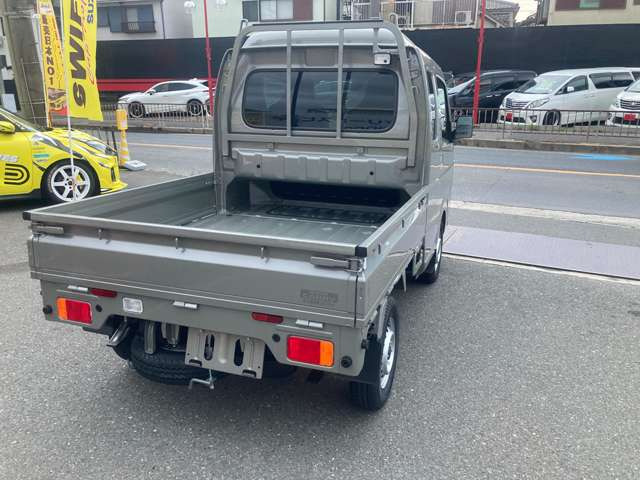 安全に楽しく走れるスズキセーフティーサポート!ゆったりとした運転姿勢、室内に荷物が積める広い空間があるキャビンが魅力のスーパーキャリイ。荷台部分はお仕事から趣味まで、幅広く活躍すること間違いなしです!