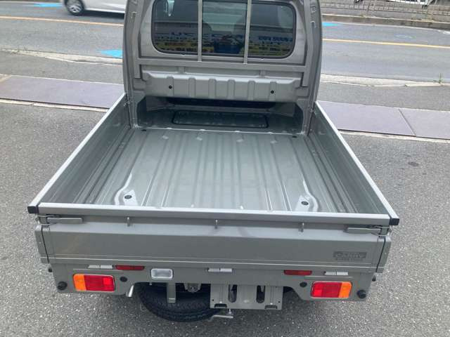 安全に楽しく走れるスズキセーフティーサポート!ゆったりとした運転姿勢、室内に荷物が積める広い空間があるキャビンが魅力のスーパーキャリイ。荷台部分はお仕事から趣味まで、幅広く活躍すること間違いなしです!