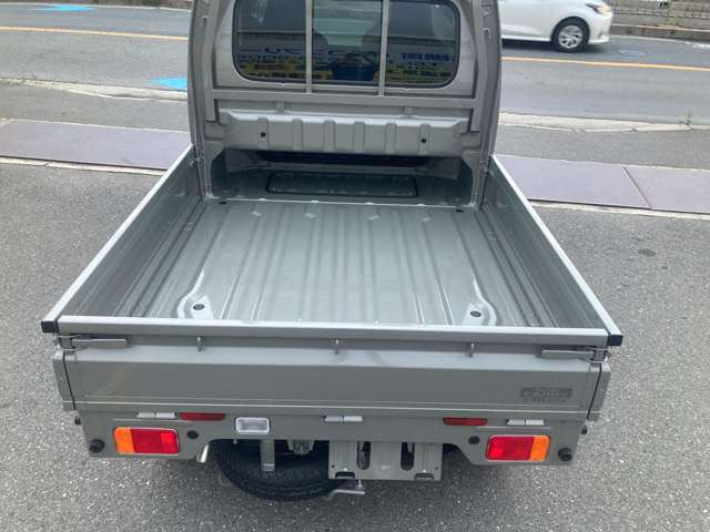 安全に楽しく走れるスズキセーフティーサポート!ゆったりとした運転姿勢、室内に荷物が積める広い空間があるキャビンが魅力のスーパーキャリイ。荷台部分はお仕事から趣味まで、幅広く活躍すること間違いなしです!