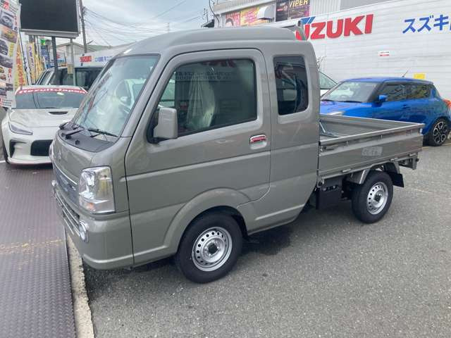 安全に楽しく走れるスズキセーフティーサポート!ゆったりとした運転姿勢、室内に荷物が積める広い空間があるキャビンが魅力のスーパーキャリイ。荷台部分はお仕事から趣味まで、幅広く活躍すること間違いなしです!