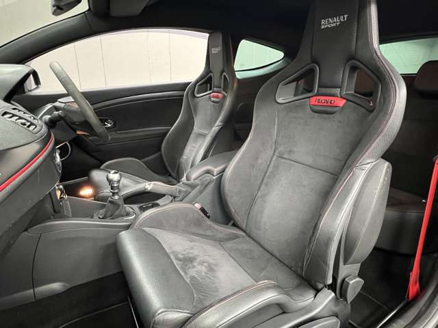 【屋内展示場完備】雨が降っても風が吹いても、暑くても寒くてもゆっくりお車をご覧いただけます⇒