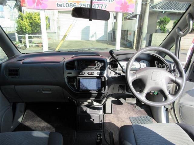 フル装備!ABS・CD・メモリーナビ地デジフルセグTV・キーレス・ETC・フォグ・オートエアコンなど嬉しい豪華な装備です!電格ミラーだけ開閉不良です。