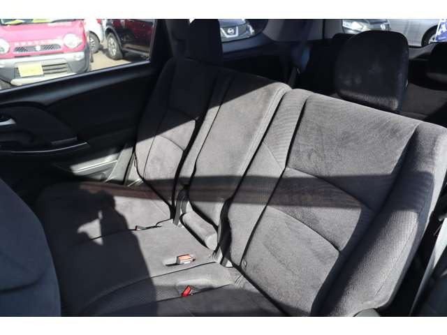 リアシートは使用感少なく綺麗な状態ですが、もちろん隅々までチェックし、よりピカピカに☆を心がけております!!