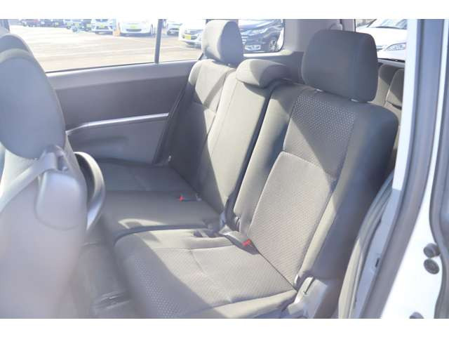 リアシートは使用感少なく綺麗な状態ですが、もちろん隅々までチェックし、よりピカピカに☆を心がけております!!