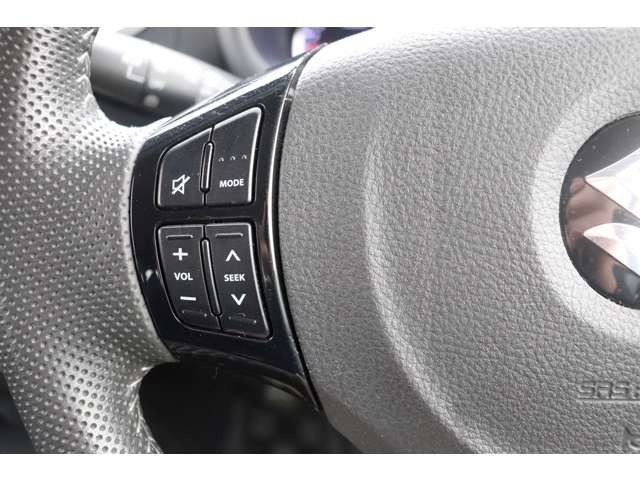 ステアリングスイッチで音量調整もワンタッチ!