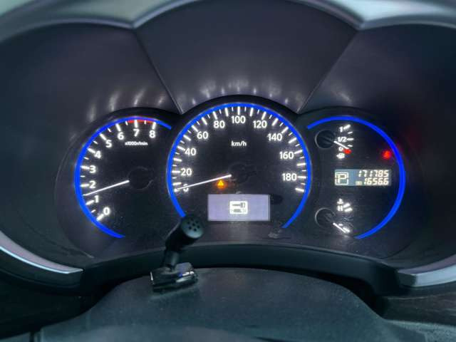 ☆納車までに車両美装など専任スタッフが作業いたします☆ 内装はスチーム洗浄をはじめ、できるだけ気分よくお乗りいただけるよう美装いたします!外装は機械で磨きをかけて、ワックスコーティングをかけています。