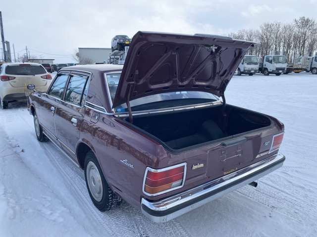 当店は年中無休となっております。営業時間は10:00〜19:00です。