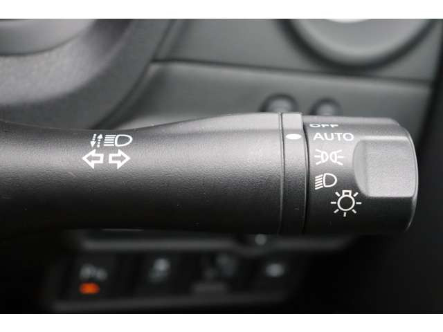 オートライト装備で、トンネル走行等もラクラク♪