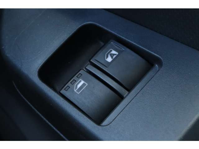 《パワーウィンドウ》窓の開閉もボタン一つ!ウィンドウロックも付いているので、誤作動の心配もありません。