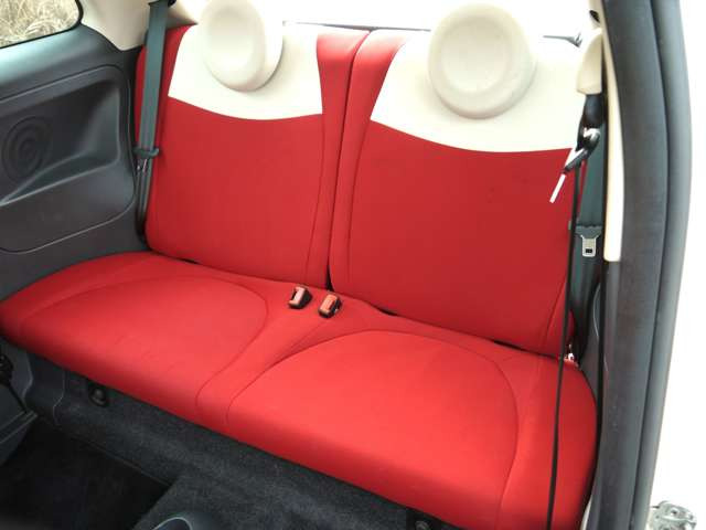 �V�[�g�͏�M�I�ȃ��b�h�ƃ{�f�B�J���[�̃z���C�g��g�ݍ��킹���I�V�����ȐF�����ɂȂ��Ă��܂�!