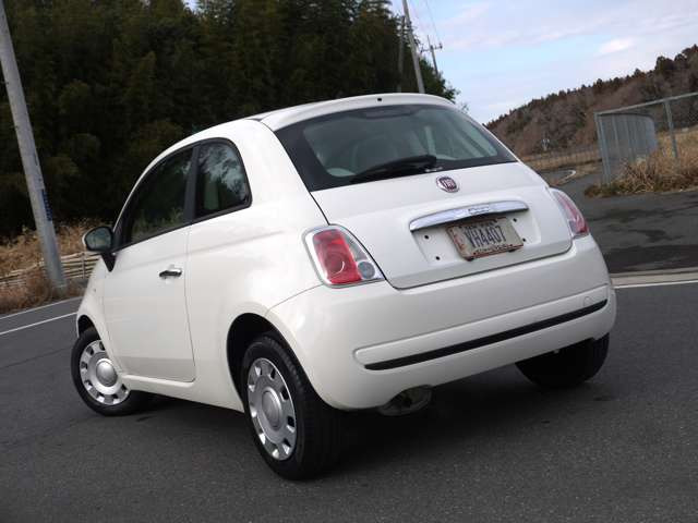 �{�f�B�J���[���V���v���ȃz���C�g�B�ǂ̐F�ł����������ł͂���܂����A�F�̓V���v���ɂ��f�U�C���Ŏ咣����X�^�C���͐��ɑ�l�̏�蕨�ł�