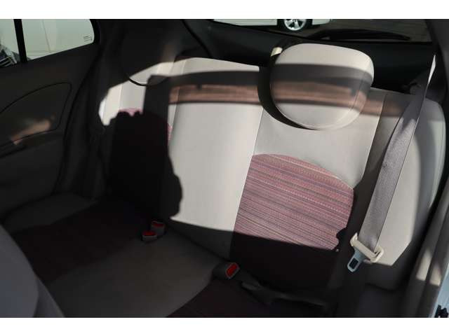 リアシートは使用感少なく綺麗な状態ですが、もちろん隅々までチェックし、よりピカピカに☆を心がけております!!