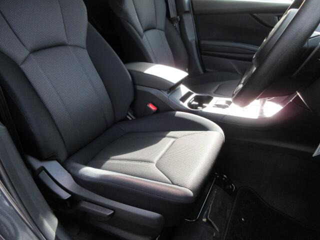 運転席側には、座席の高さ調節が出来るシートリフター付きです。