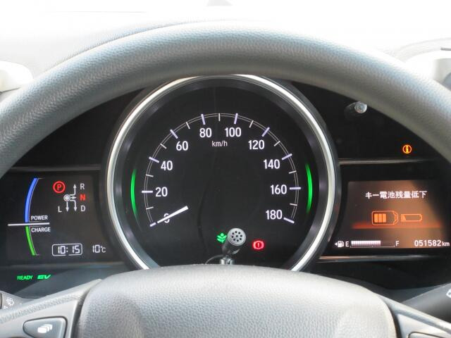 3�ɕ����ꂽ���[�^�[�p�l���͋@�\���Ƃɕ�����Ă���̂ŁA�Ԃ̏󋵂����f���₷���A���₷���f�U�C���ƂȂ��Ă���܂��B