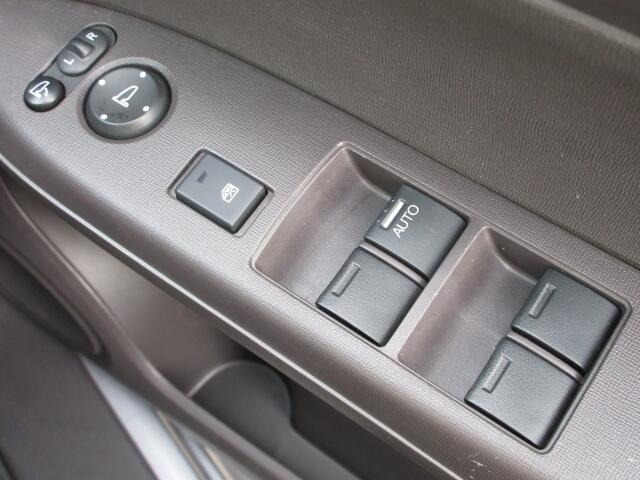 パワーウィンドウは運転席のスイッチのみオート機能も装備されております。ウィンドウロックも装備されているので、お子様と一緒の時も安心ですね。