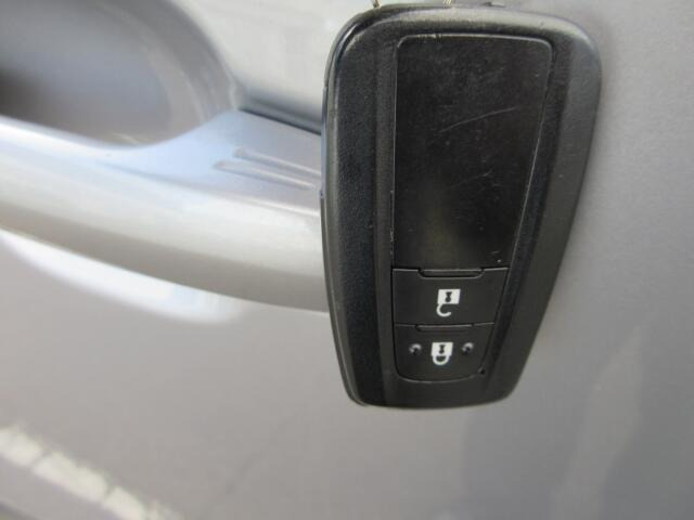 キーをポケットに入れたままでもエンジンON/OFF、ドア施錠/開錠可能♪便利なスマートキーです。