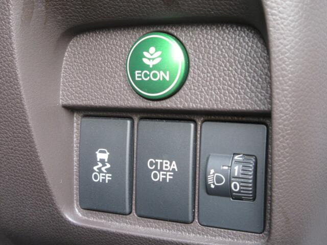 横滑り・スピン防止の安全装置を装備しております。自動的にブレーキ・アクセルを制御して挙動を安定させる装置です。いざという時も安心の装備です。