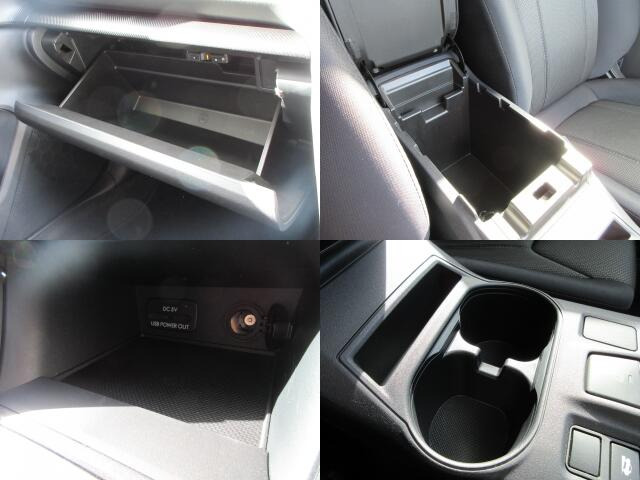 車検証入れ等書類一式を収納できるグローブボックスです。