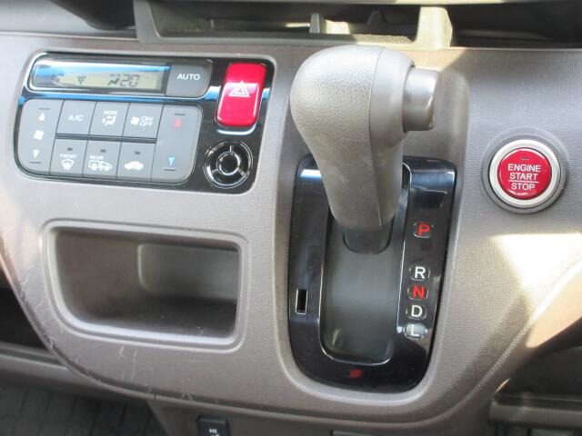 インパネシフトの横には、素早く自分好みの室温調整が出来る便利なオートエアコンも装備されています。