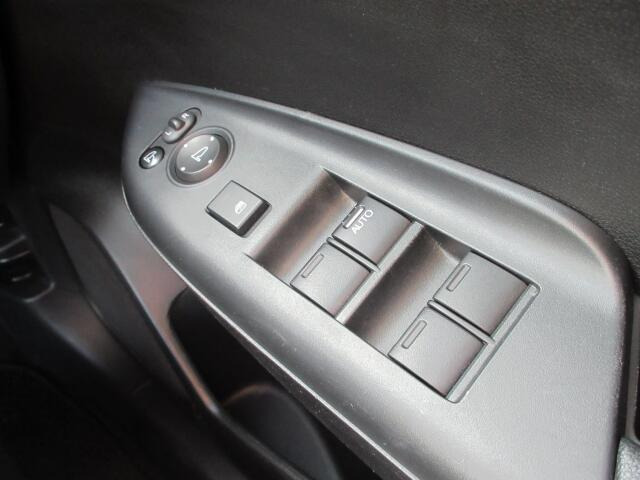 �p���[�E�B���h�E�͉^�]�Ȃ̃X�C�b�`�̂݃I�[�g�@�\����������Ă���܂��B�E�B���h�E���b�N����������Ă���̂ŁA���q�l�ƈꏏ�̎������S�ł��ˁB