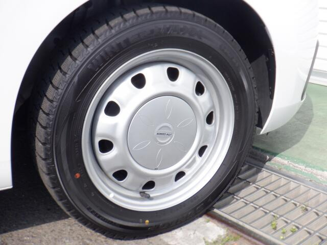 社外スチールホイールに冬タイヤが装着されております。納車時は車載している夏タイヤに交換してお納め致します。(右前タイヤ)