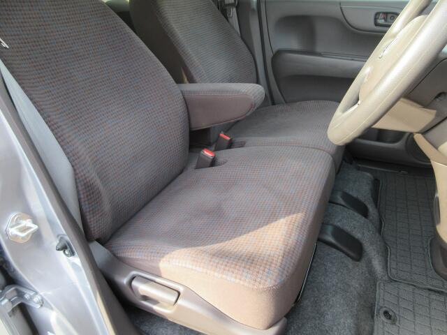 運転席側です。ベンチシートですので助手席への移動も楽々ですね♪