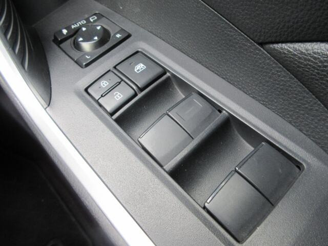 パワーウィンドウは運転席のスイッチのみオート機能も装備されております。ウィンドウロックも装備されているので、お子様と一緒の時も安心ですね。